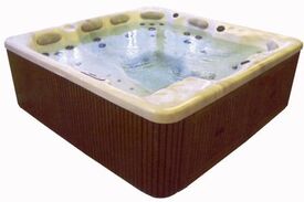 Hot Tub with Spruce Wood Cabinet - Spaform Grand Canyon II